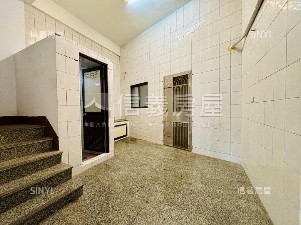 高大特區臨路透天店面房屋室內格局與周邊環境