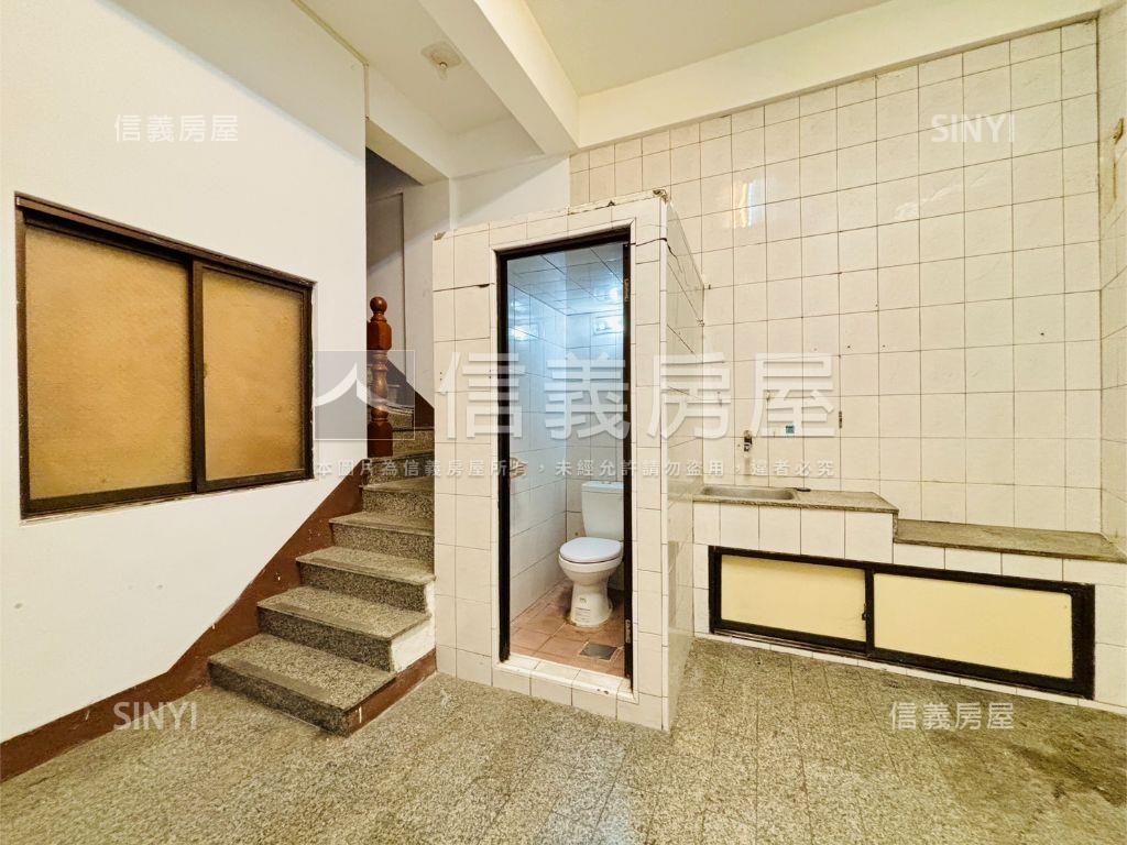 高大特區臨路透天店面房屋室內格局與周邊環境