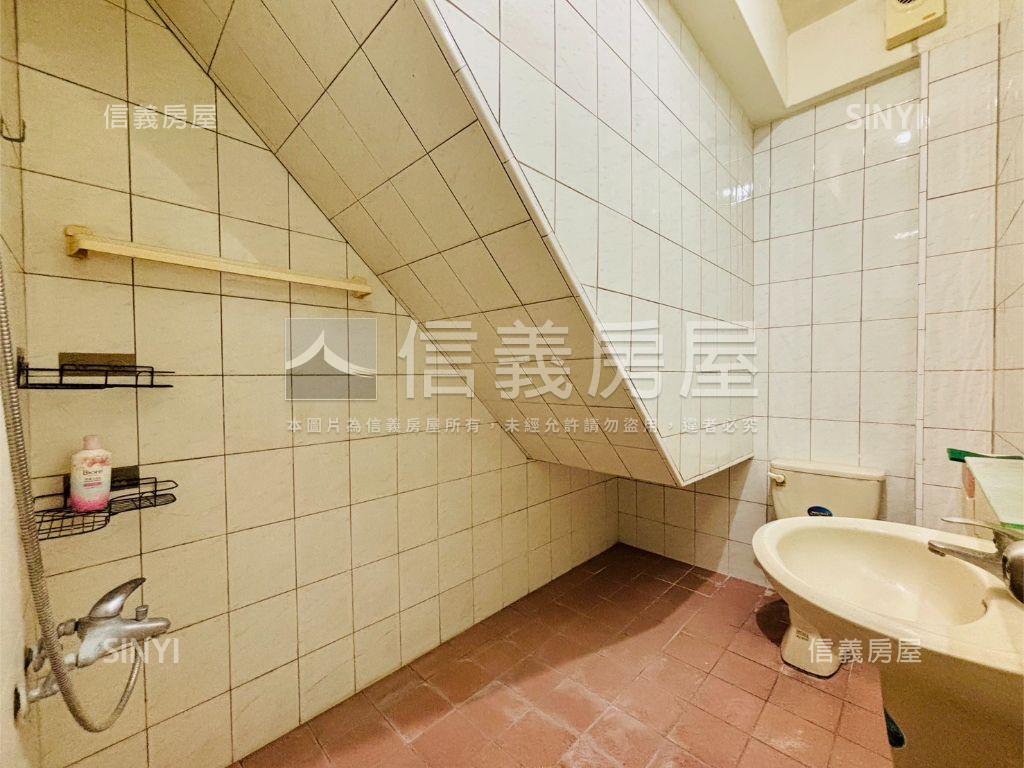 高大特區臨路透天店面房屋室內格局與周邊環境