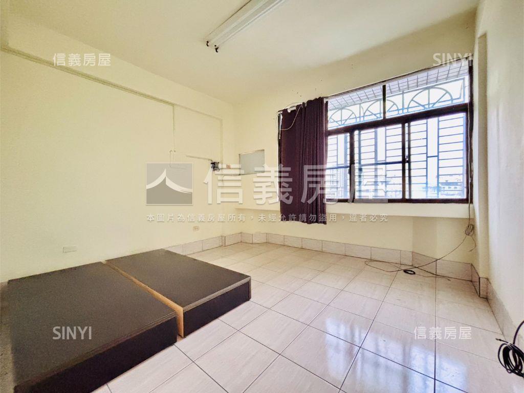 高大特區臨路透天店面房屋室內格局與周邊環境