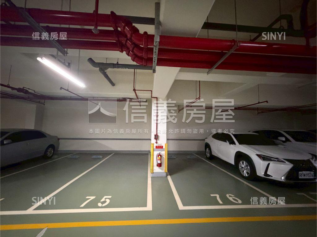 新業大居次頂樓四房雙平車房屋室內格局與周邊環境