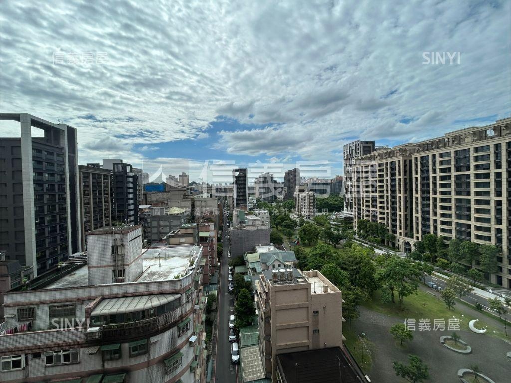 專任公園景觀三房車位房屋室內格局與周邊環境
