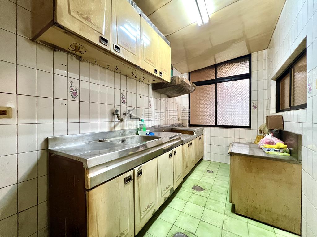㊝近家齊高中★邊間一樓寓房屋室內格局與周邊環境