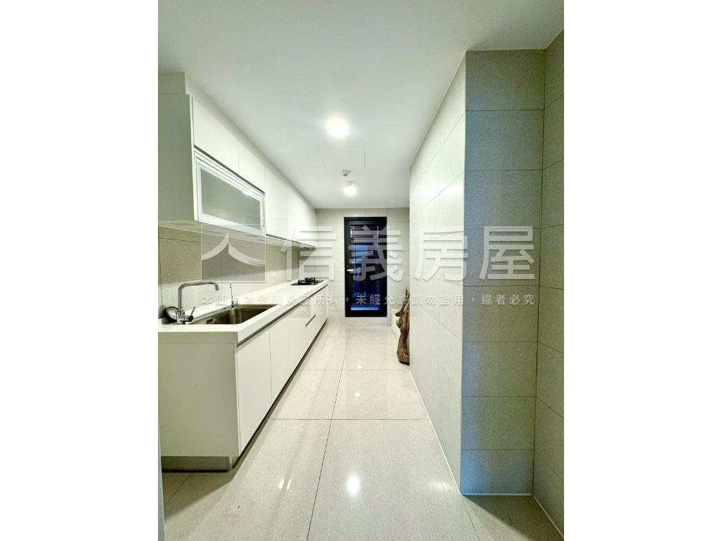 昭揚。公園綠意四房雙車位房屋室內格局與周邊環境