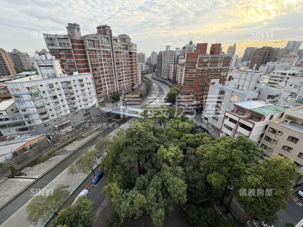 西區大戶朝南高樓三房平車房屋室內格局與周邊環境