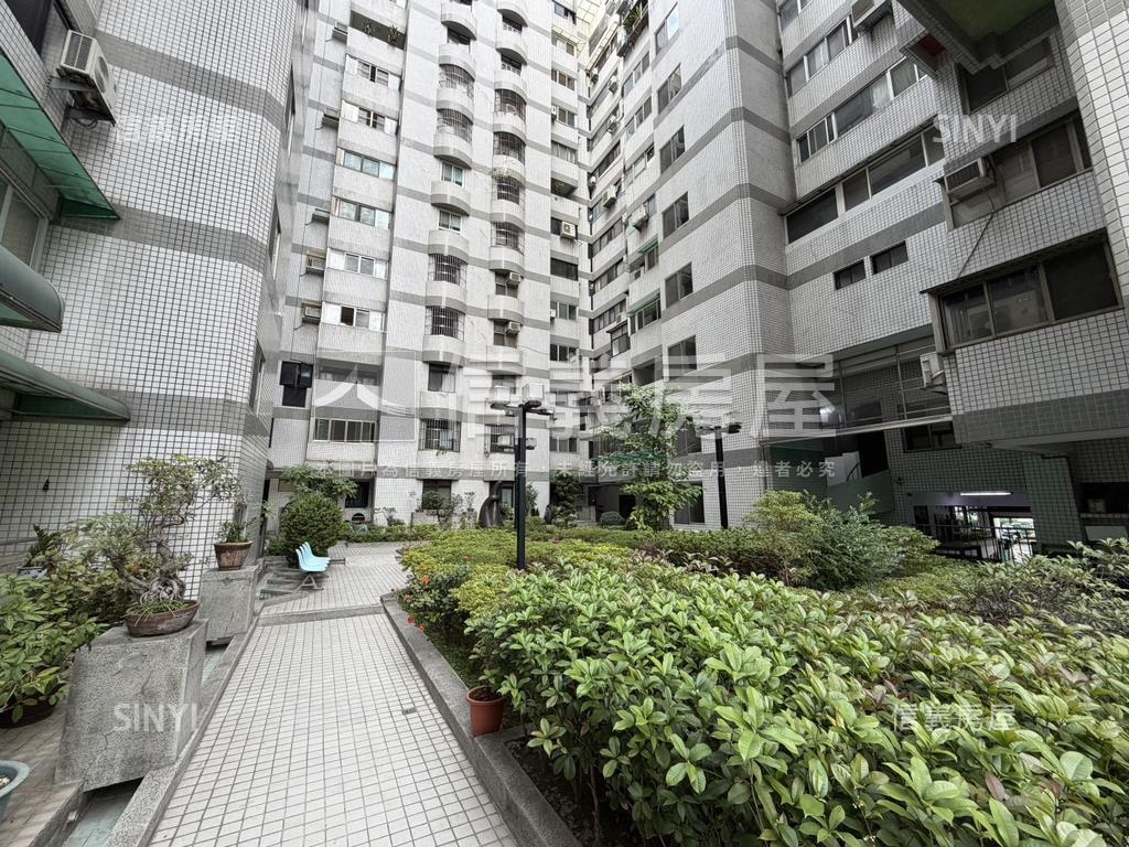 西區大戶朝南高樓三房平車房屋室內格局與周邊環境