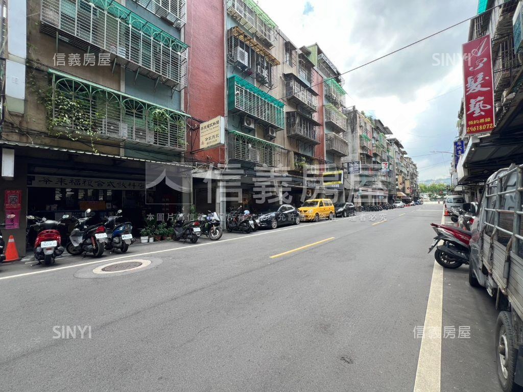 板橋面寬金店面房屋室內格局與周邊環境