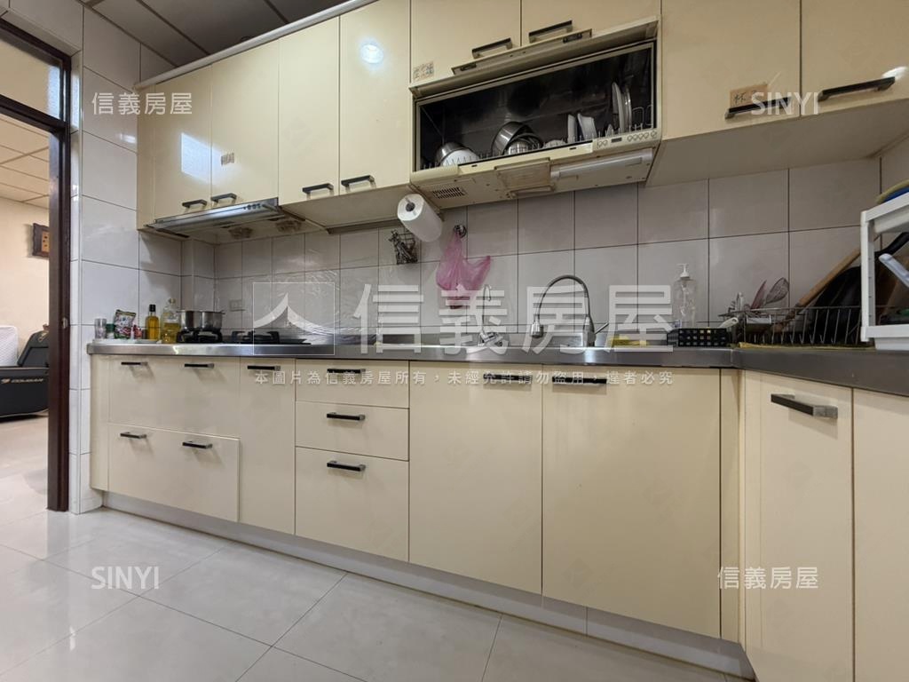 近商圈邊間大地坪透套房屋室內格局與周邊環境