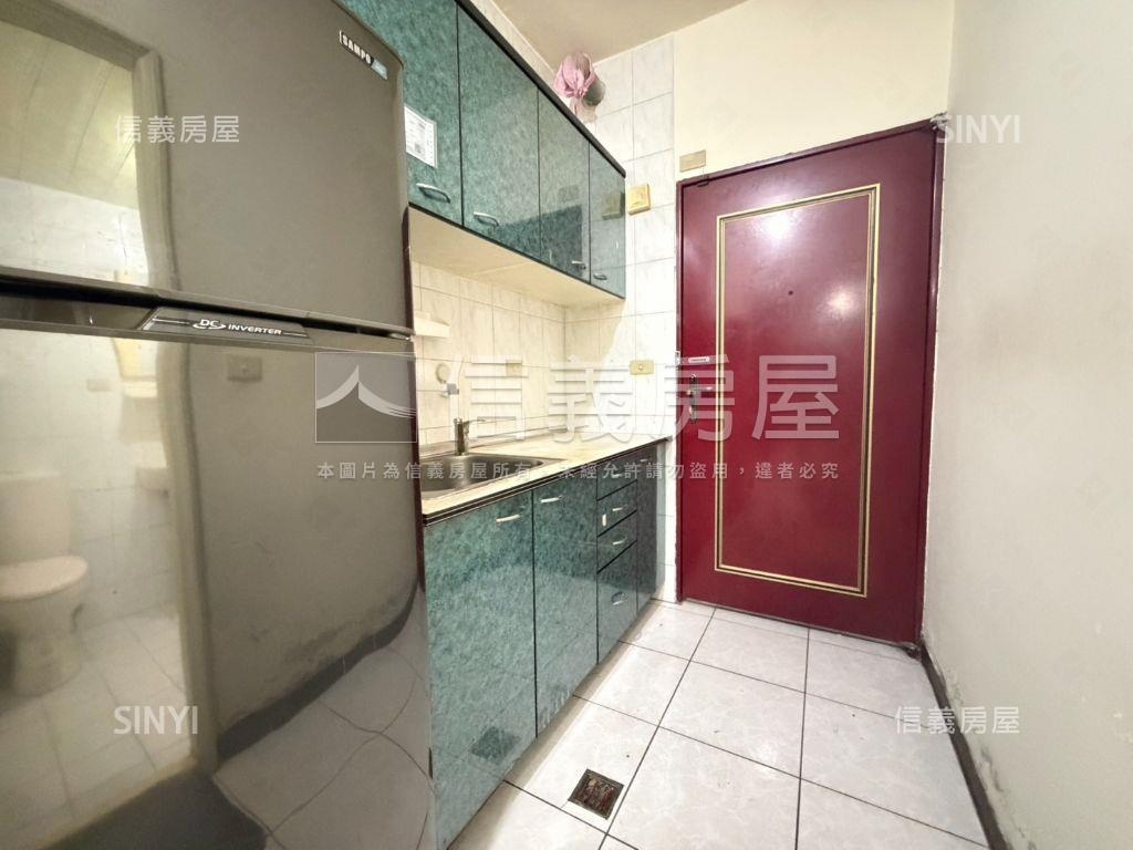 板橋車站電梯大套房房屋室內格局與周邊環境