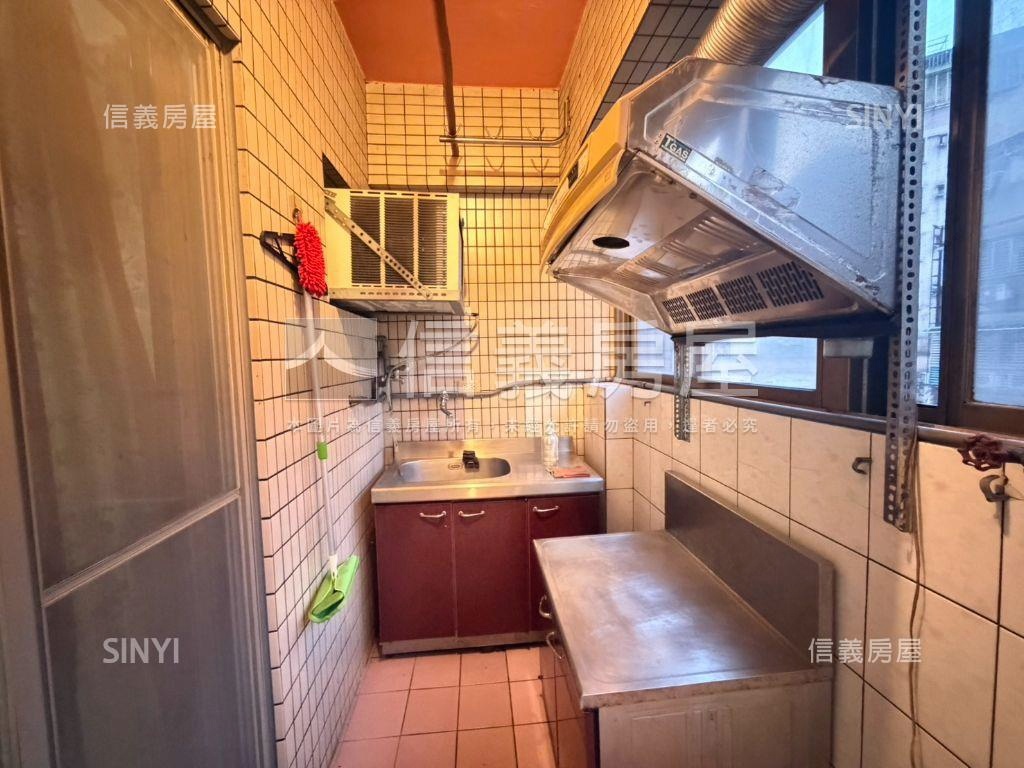 板橋車站電梯大套房房屋室內格局與周邊環境