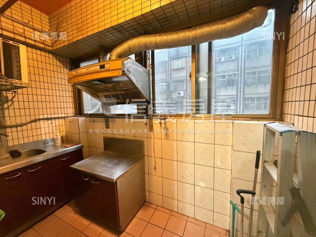 板橋車站電梯大套房房屋室內格局與周邊環境