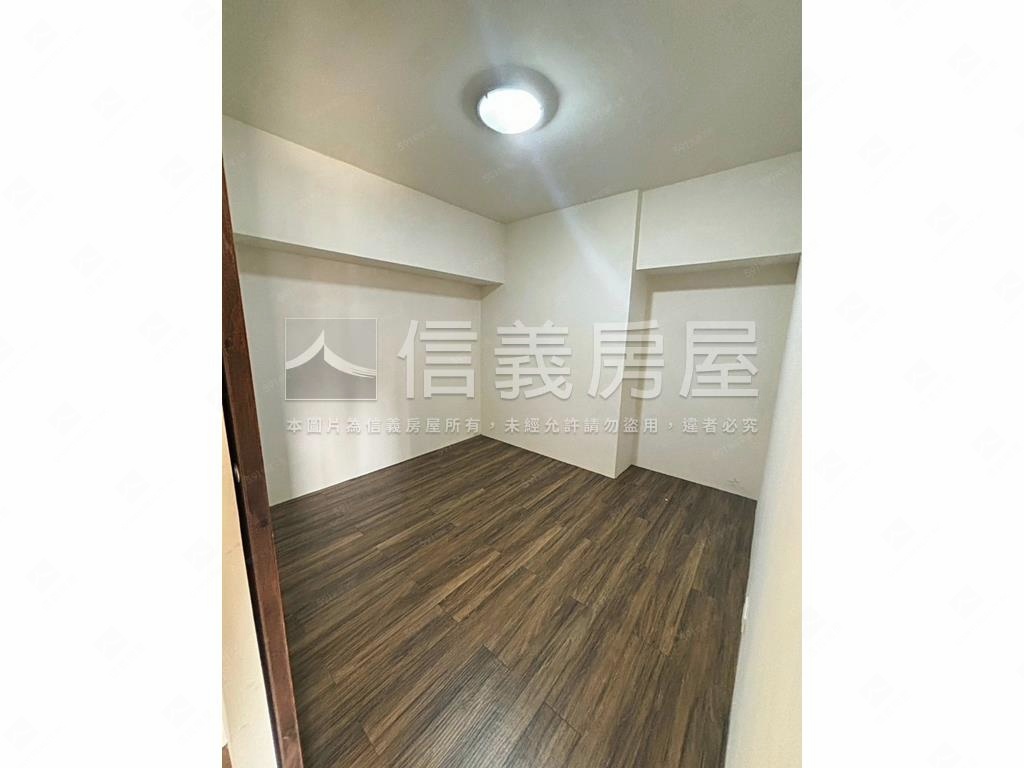 公園對面的瑪奇朵附車位房屋室內格局與周邊環境