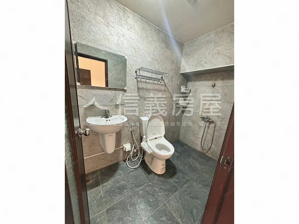 公園對面的瑪奇朵附車位房屋室內格局與周邊環境