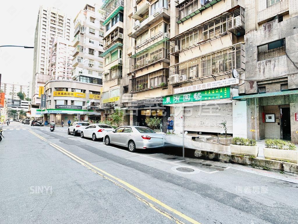 捷運巨星黃金面寬店面出售房屋室內格局與周邊環境