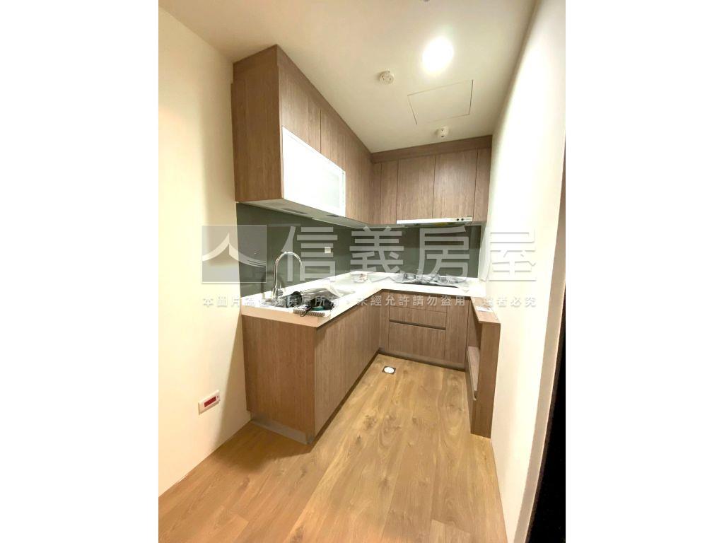 ★專任御中央３極品美三房房屋室內格局與周邊環境