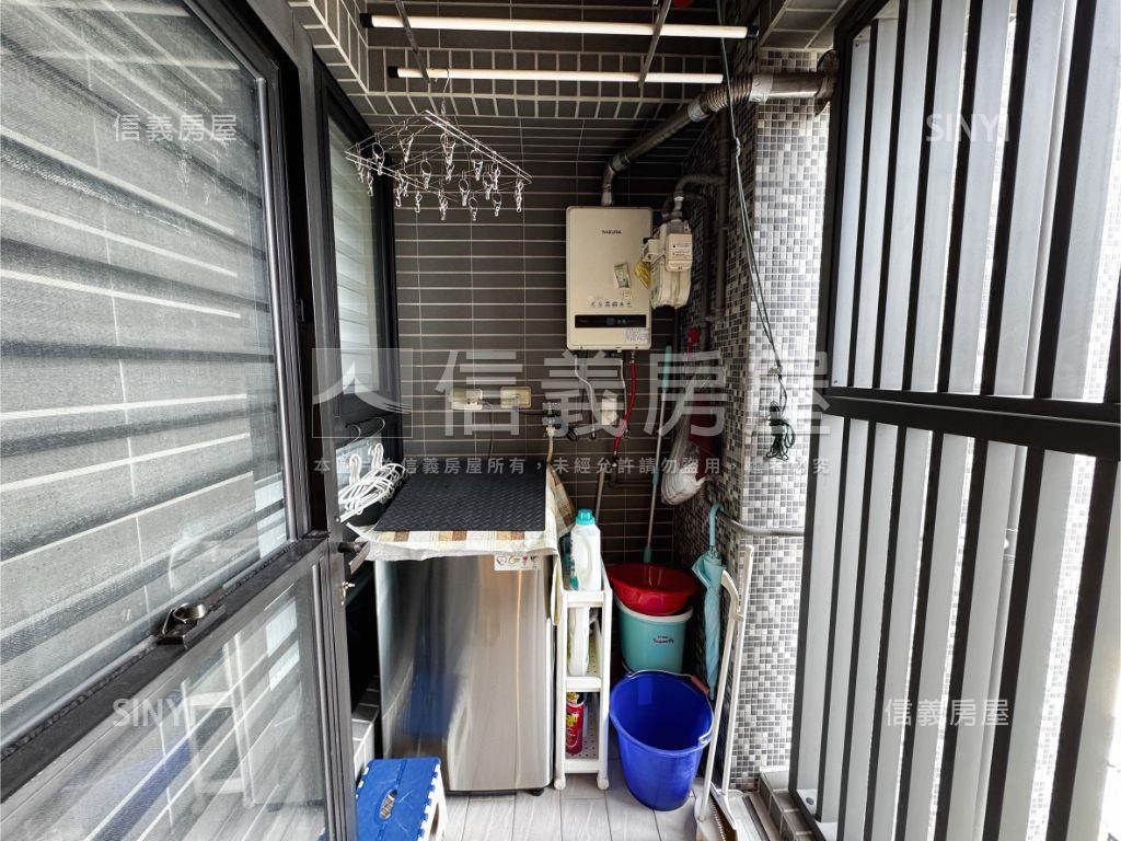 高雄站前高樓採光兩房房屋室內格局與周邊環境