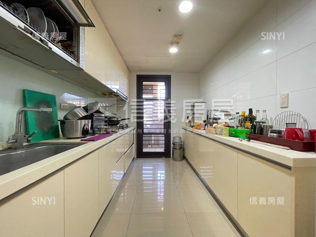 藝文首璽景觀宅雙平面車位房屋室內格局與周邊環境