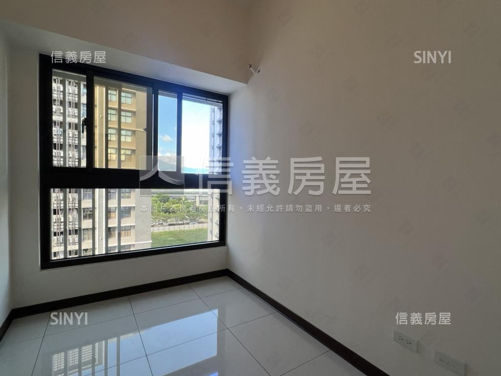 尊榮芳洲三房坡平車位房屋室內格局與周邊環境