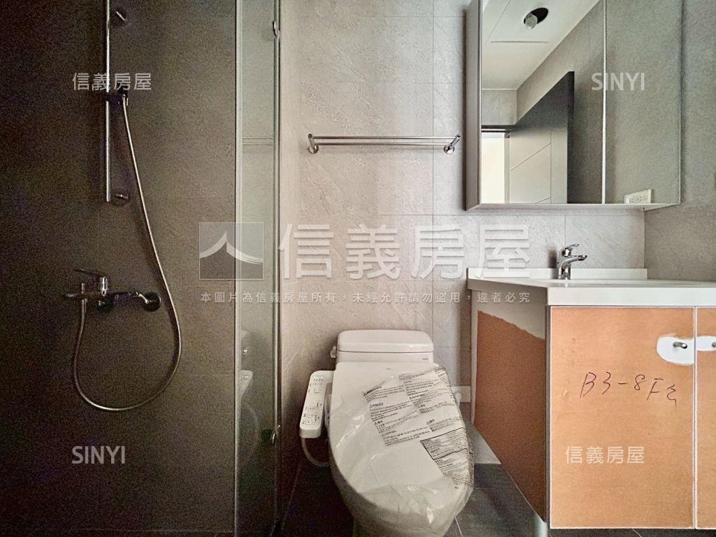 尊榮芳洲三房坡平車位房屋室內格局與周邊環境