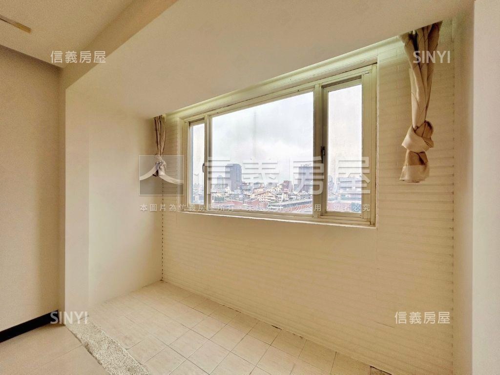雲冠天下稀有三房有車位房屋室內格局與周邊環境