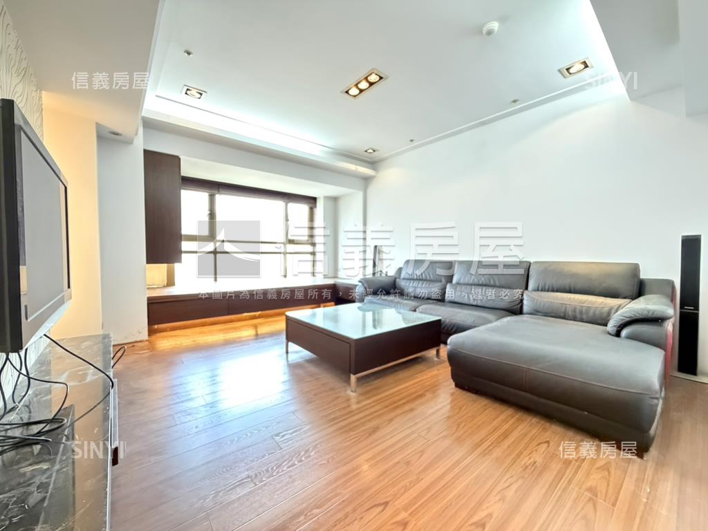 近捷運站雄觀稀有三房車位房屋室內格局與周邊環境