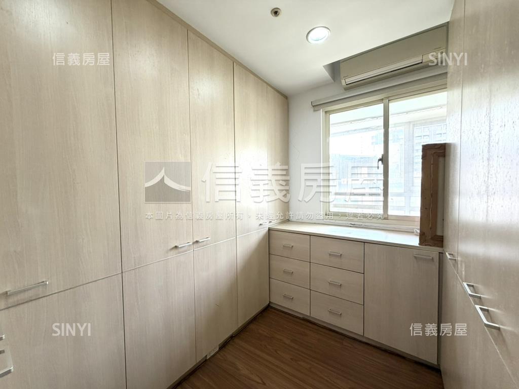 近捷運站雄觀稀有三房車位房屋室內格局與周邊環境