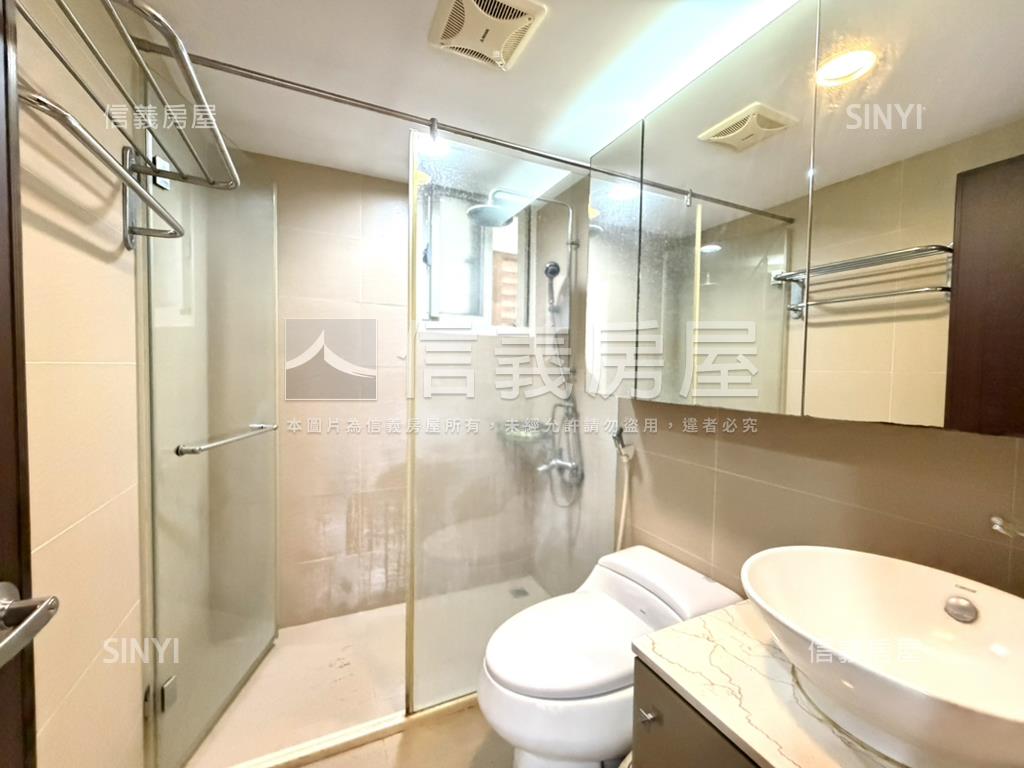 近捷運站雄觀稀有三房車位房屋室內格局與周邊環境