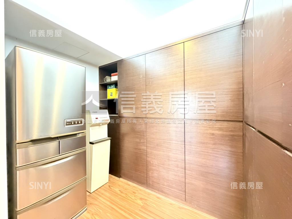 近捷運站雄觀稀有三房車位房屋室內格局與周邊環境