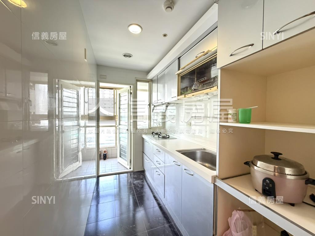 近捷運站雄觀稀有三房車位房屋室內格局與周邊環境