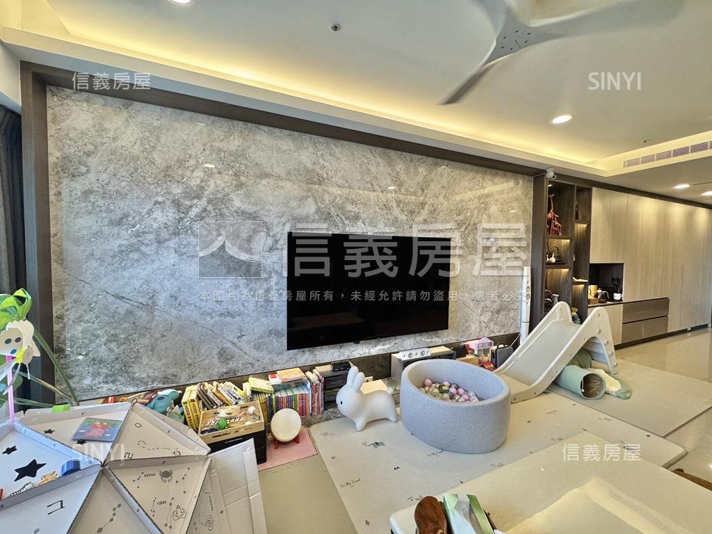 裝潢美宅望七期‧２大車位房屋室內格局與周邊環境