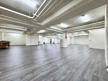 帥很俗角間店面