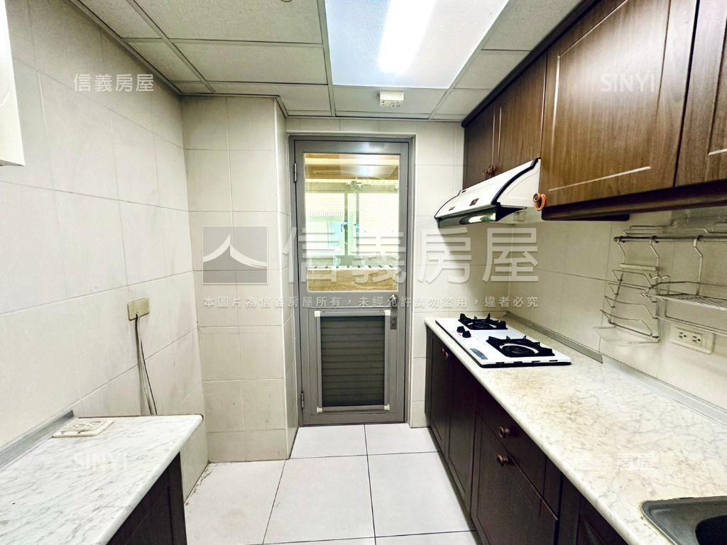 專任愛迪生美景三房車位房屋室內格局與周邊環境