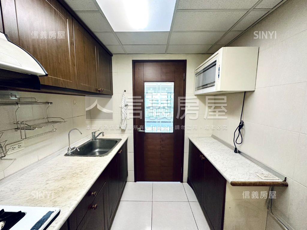 專任愛迪生美景三房車位房屋室內格局與周邊環境