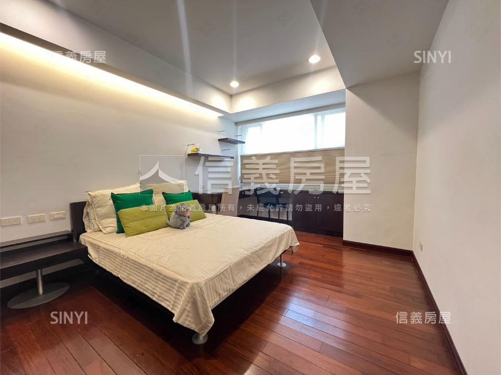 正群天下四房車位房屋室內格局與周邊環境