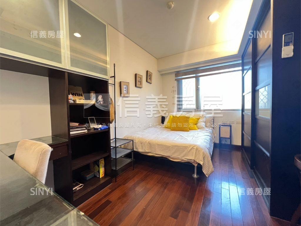 正群天下四房車位房屋室內格局與周邊環境