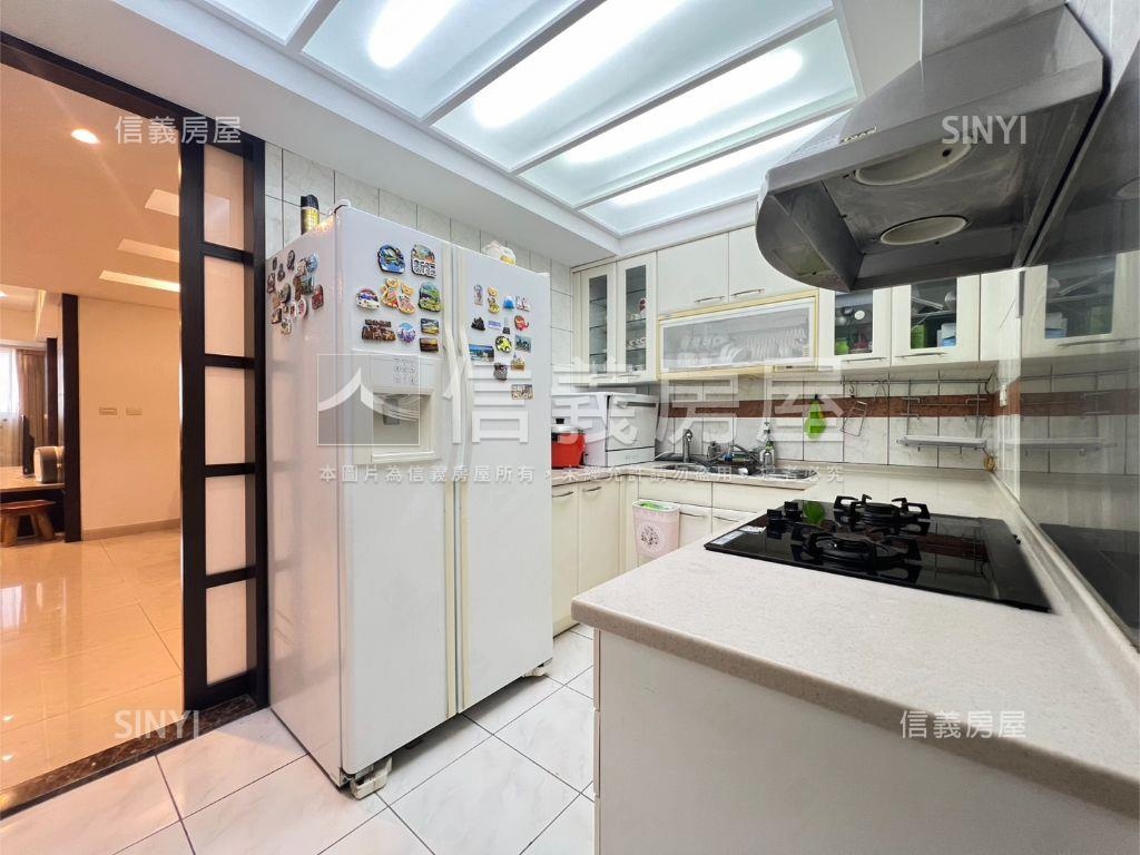 正群天下四房車位房屋室內格局與周邊環境