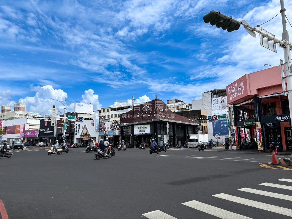 中華東路三段稀有面寬店面房屋室內格局與周邊環境