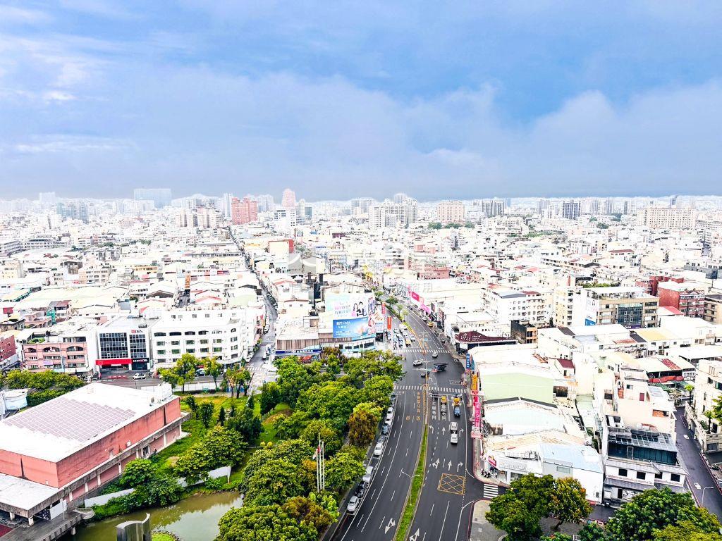 中華東路三段稀有面寬店面房屋室內格局與周邊環境