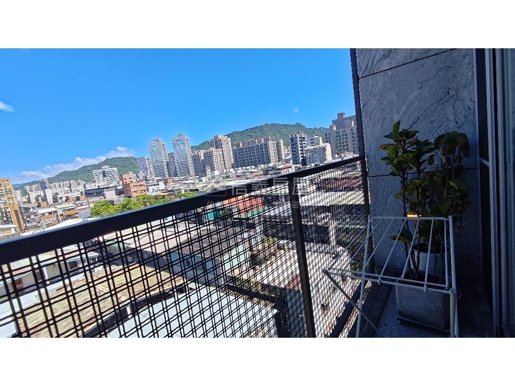 精緻美妝露臺套房房屋室內格局與周邊環境