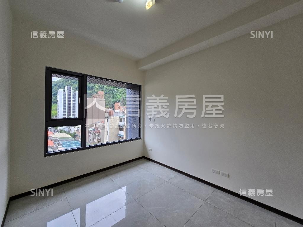 奇岩精選景觀２房坡平車位房屋室內格局與周邊環境