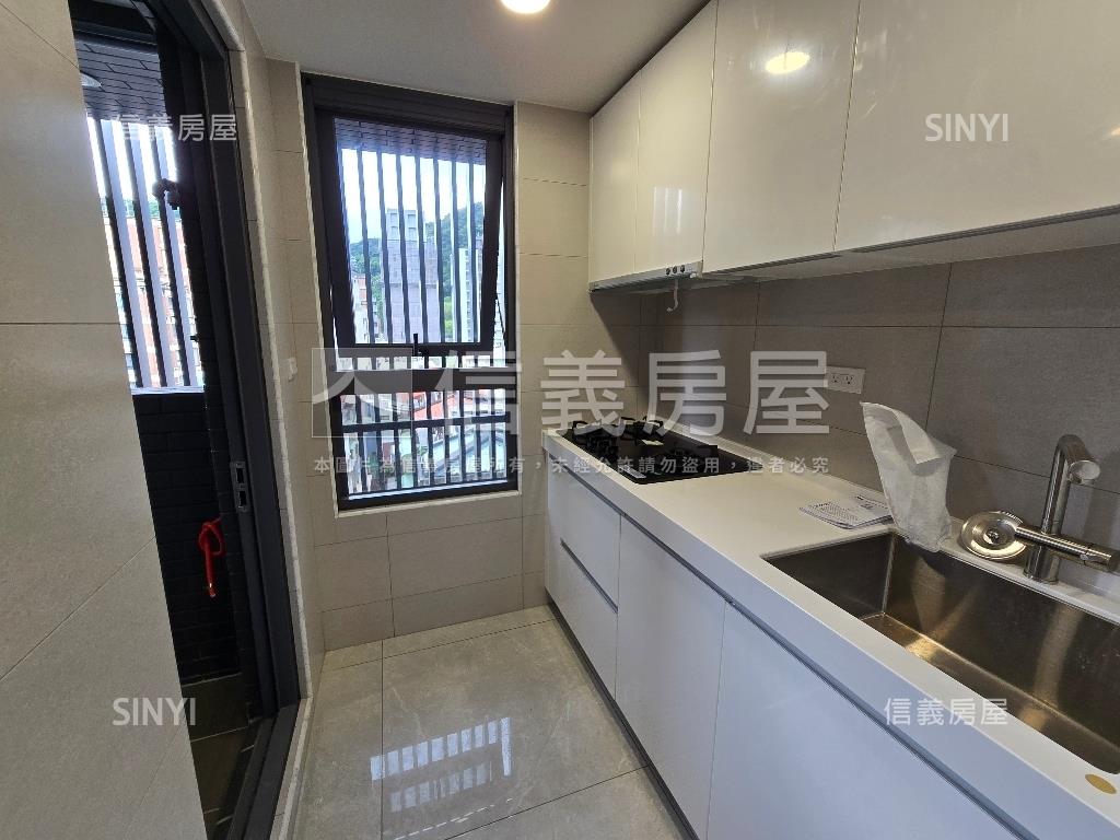 奇岩精選景觀２房坡平車位房屋室內格局與周邊環境