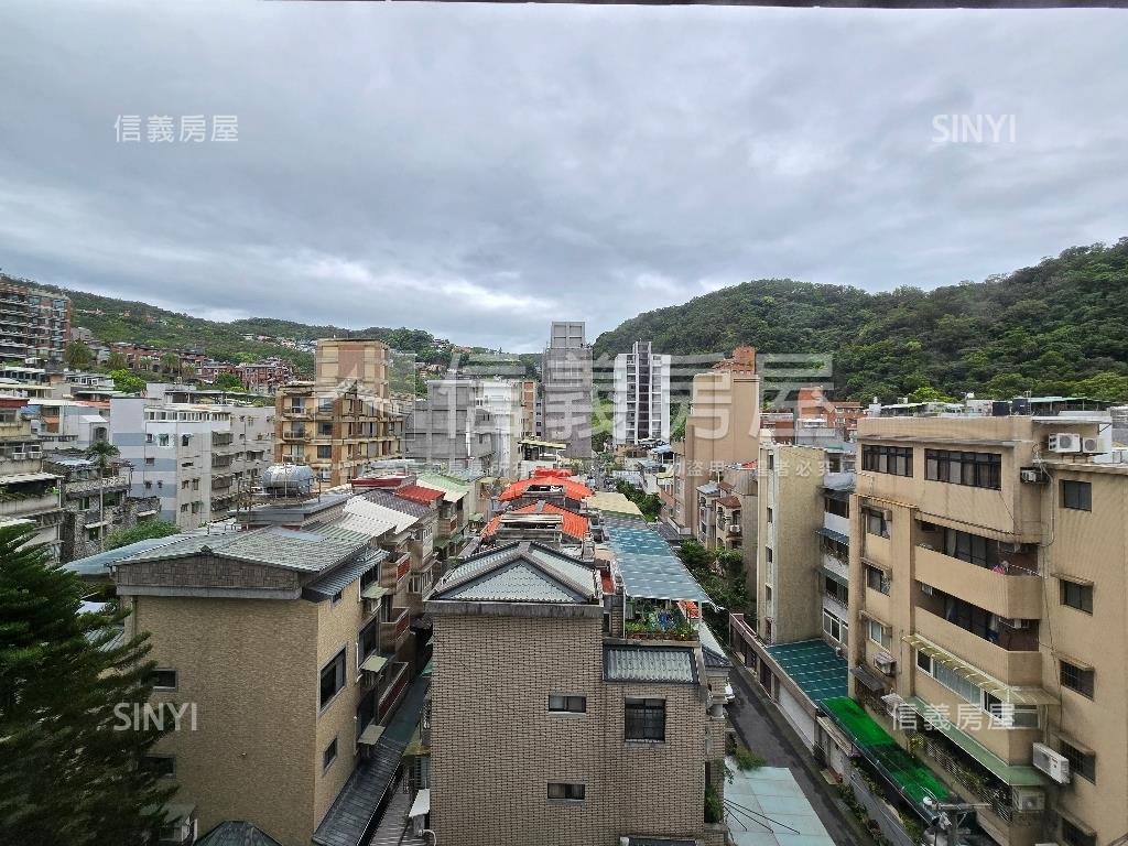 奇岩精選景觀２房坡平車位房屋室內格局與周邊環境