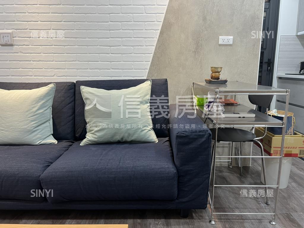 近鳳山火車站精緻兩房車位房屋室內格局與周邊環境