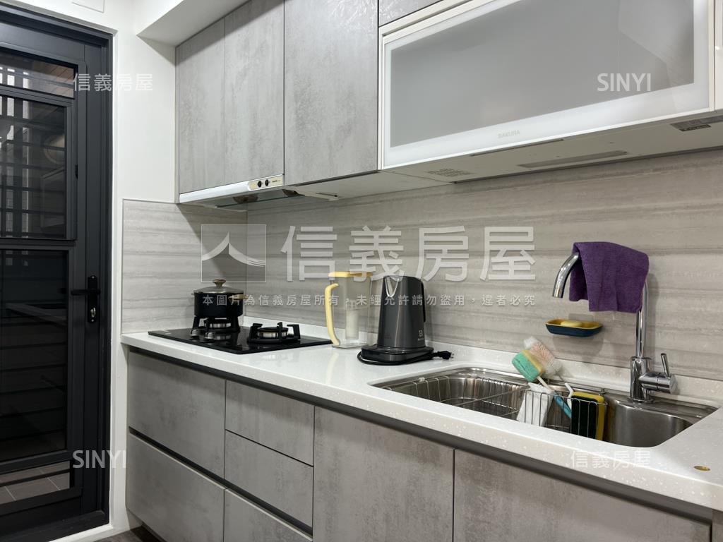 近鳳山火車站精緻兩房車位房屋室內格局與周邊環境