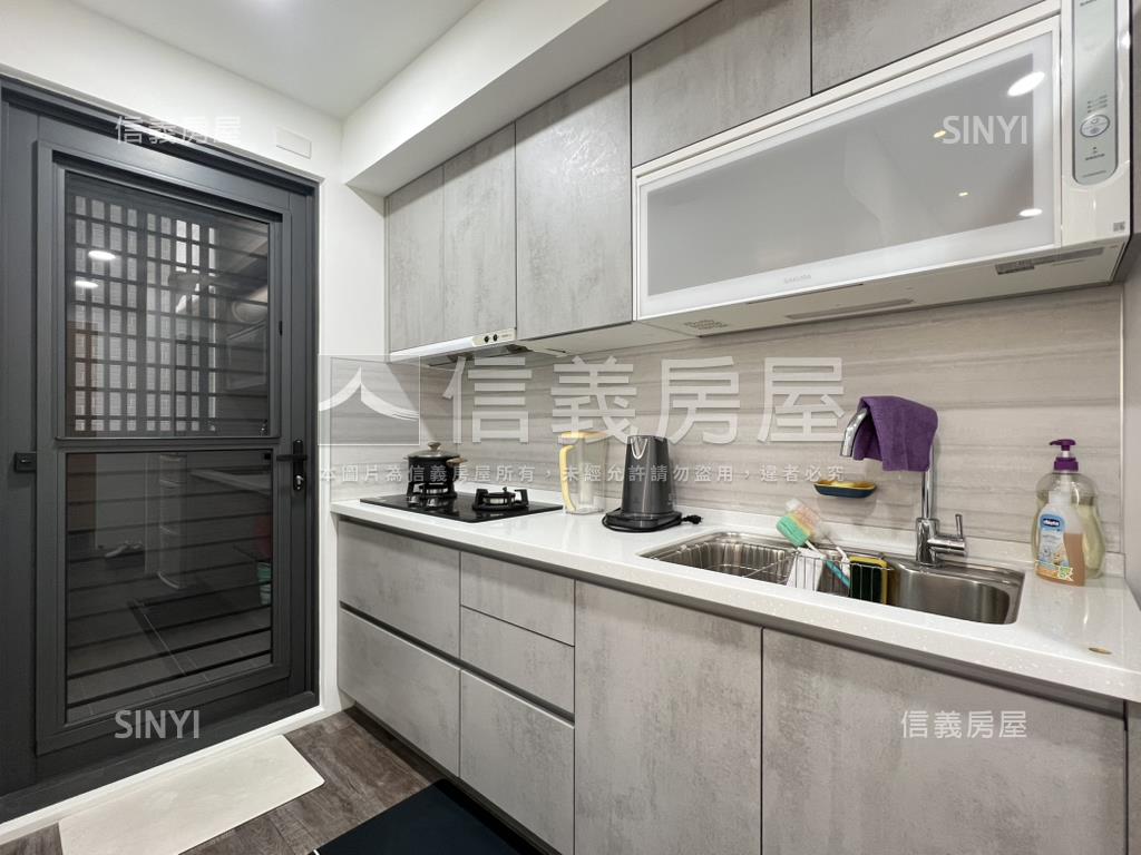 近鳳山火車站精緻兩房車位房屋室內格局與周邊環境