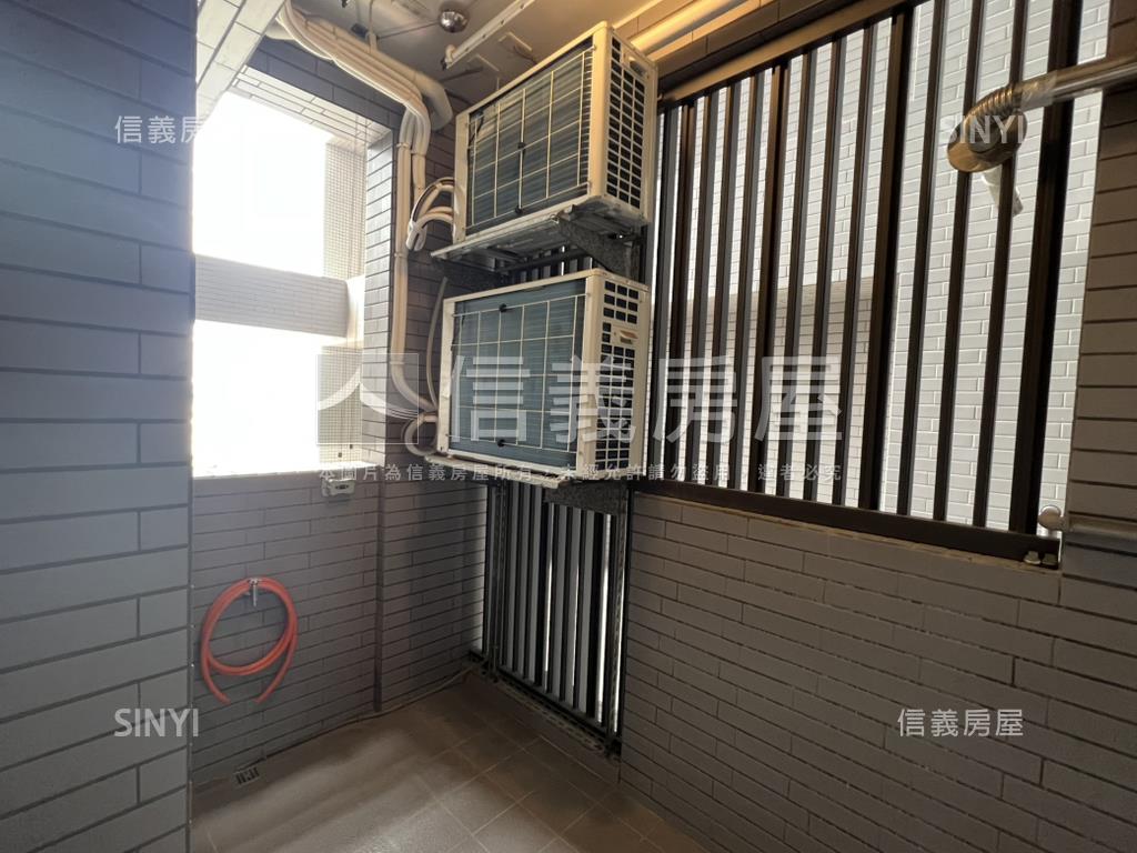 近鳳山火車站精緻兩房車位房屋室內格局與周邊環境