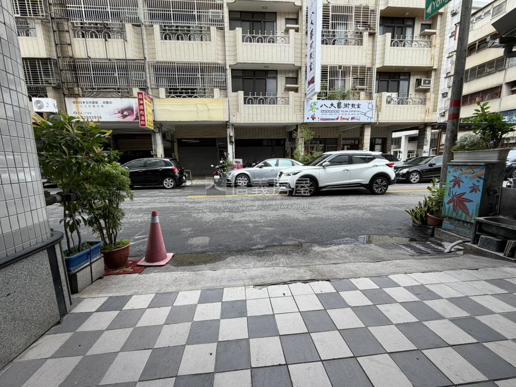 北平商圈旁大面寬金店住房屋室內格局與周邊環境