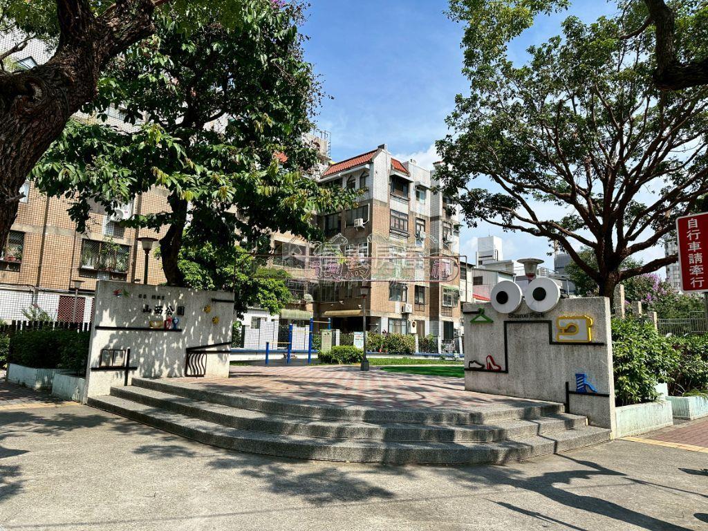 北平商圈旁大面寬金店住房屋室內格局與周邊環境