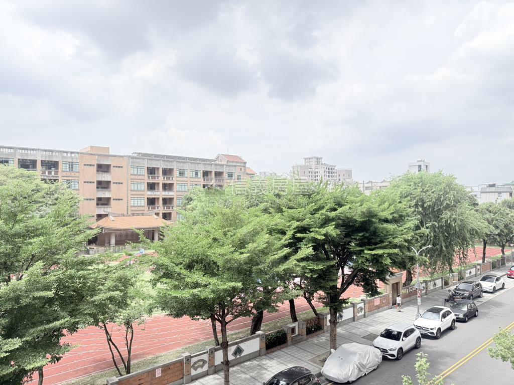 閱文心四房平車露台戶房屋室內格局與周邊環境
