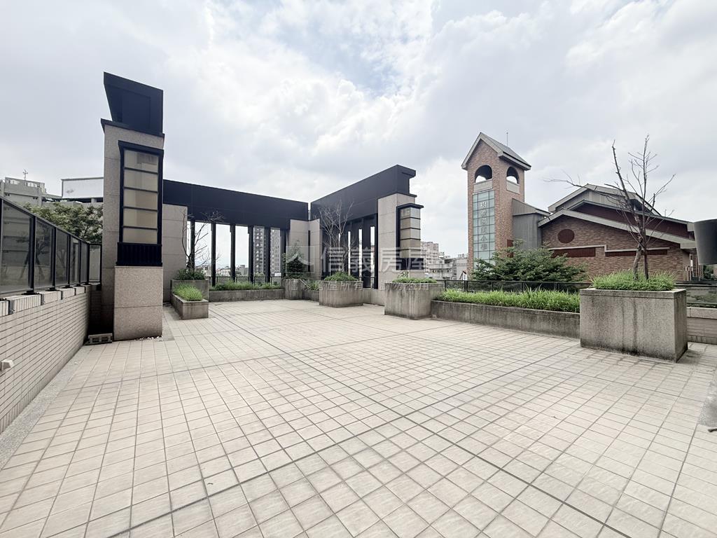 閱文心四房平車露台戶房屋室內格局與周邊環境